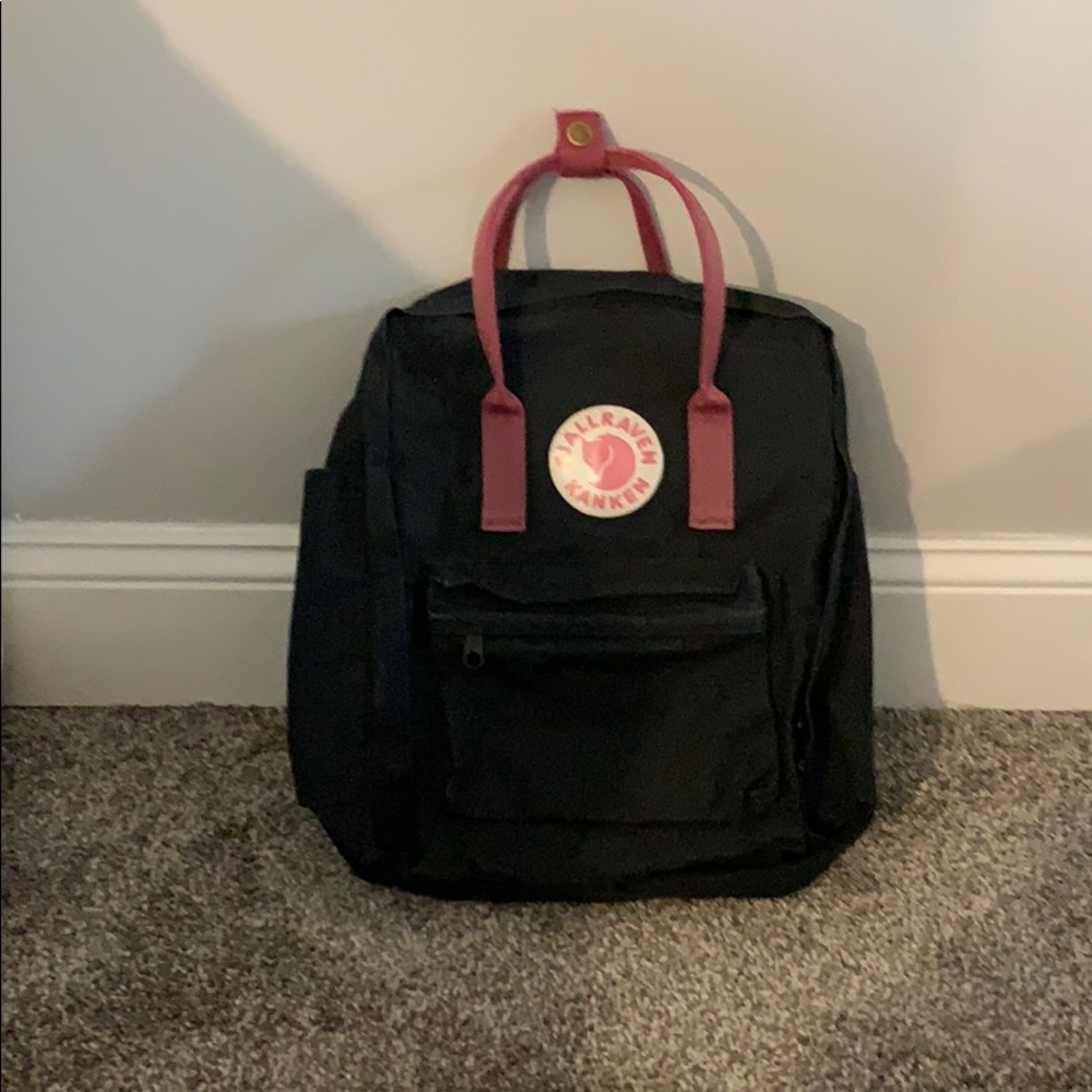Black mini kanken with red straps